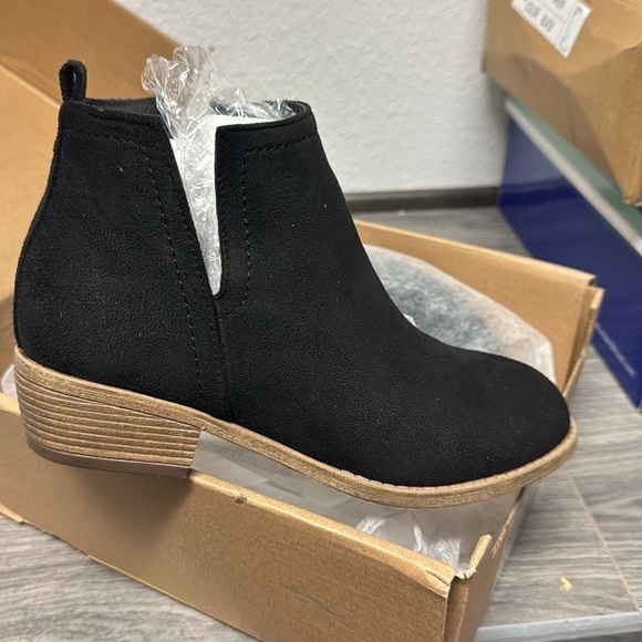 JOURNEE COLLECTION RIMI BLOCK HEELED BOOTIES IN FAUX SUEDE - Picture 6 of 9